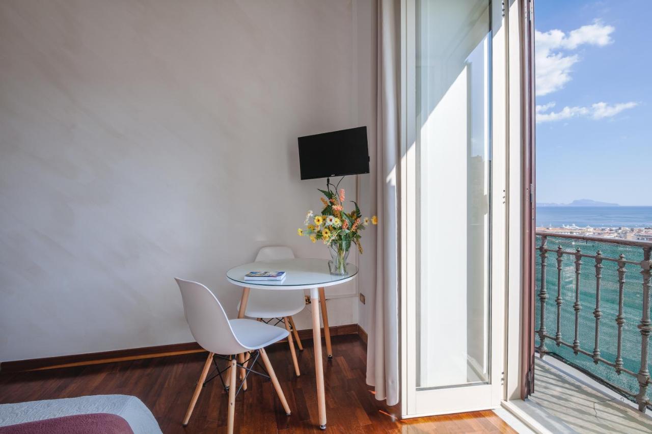Napolicentro Mare - Sea View Rooms&suites Bed & Breakfast